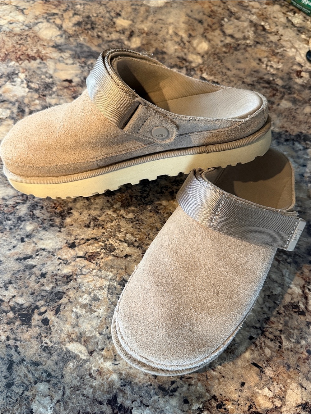 UGG Women’s Goldenstar Clogs- Sand
